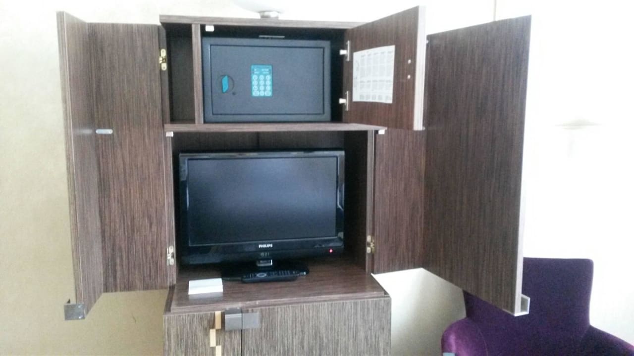 Flat-TV und Safe sind im Schrank versteckt Hotel Mondial am Dom Cologne- MGallery