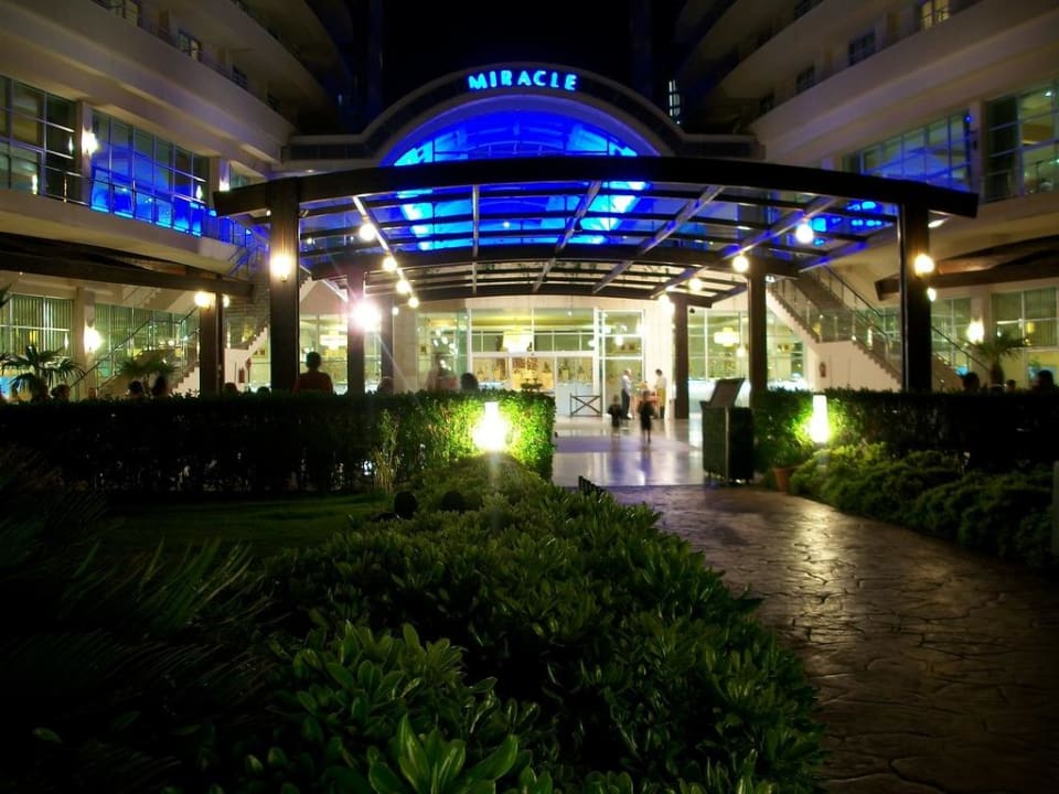 Außenansicht bei Nacht Hotel Miracle Resort