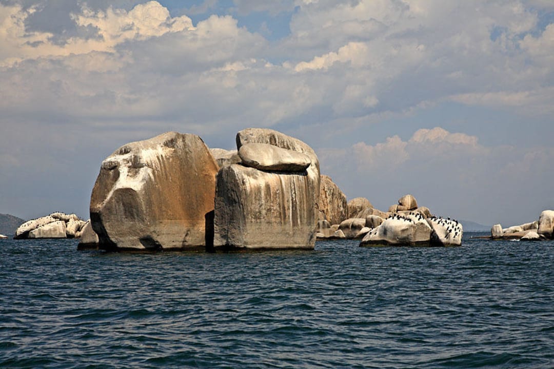 Granit Monolyten im Wasser Lukuba Island Lodge