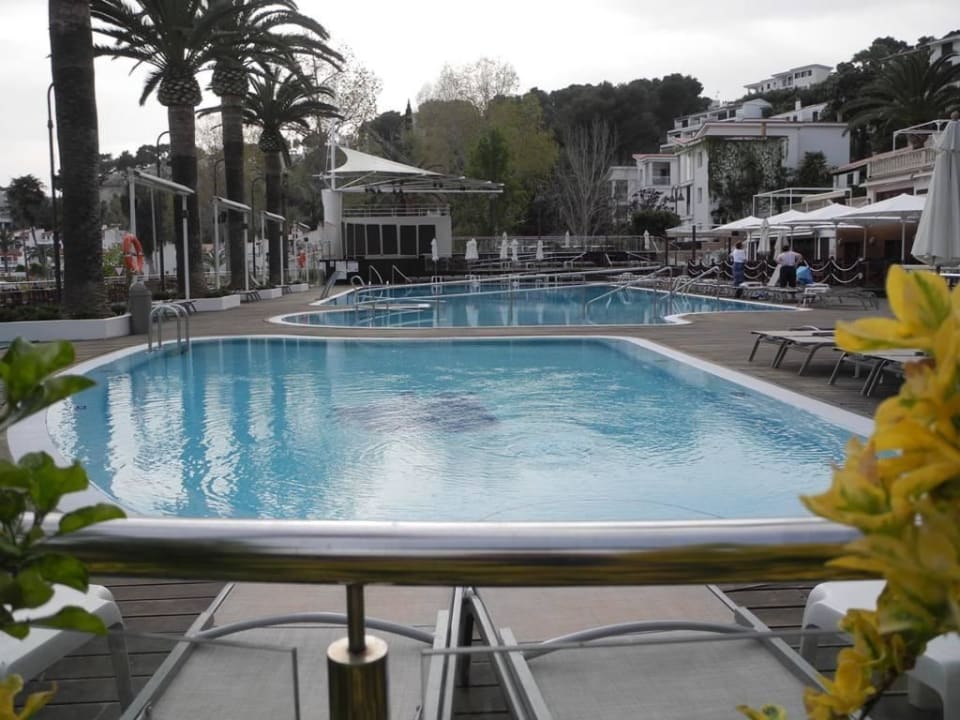 Gepflegter Pool des Hotels Cala Galdana Minura Cala Galdana & Apartamentos d'Aljandartos d'Aljandar