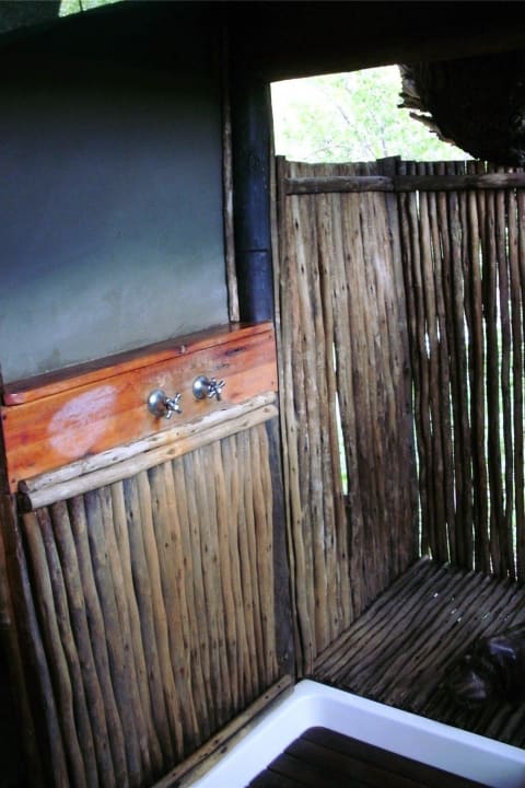 Aussendusche Hotel Kwara Camp