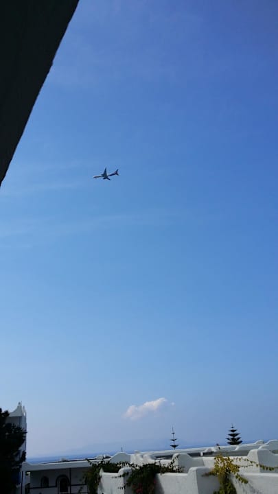 Flugverkehr über dem Hotel  Mitsis Rinela