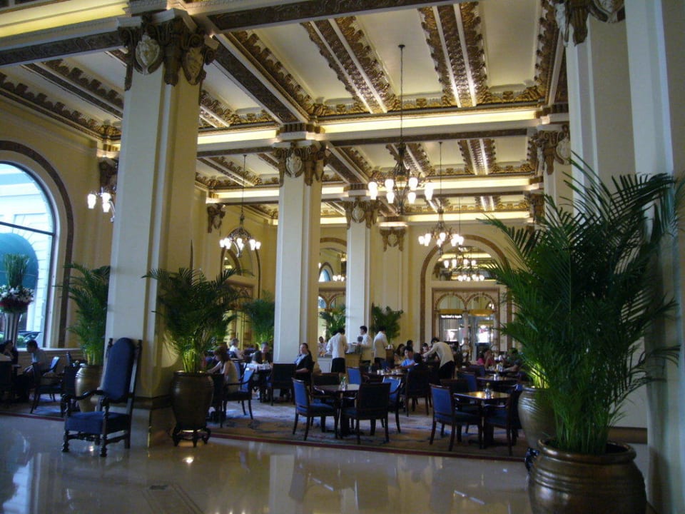 Halle und Restaurant zur Tea-time Hotel The Peninsula