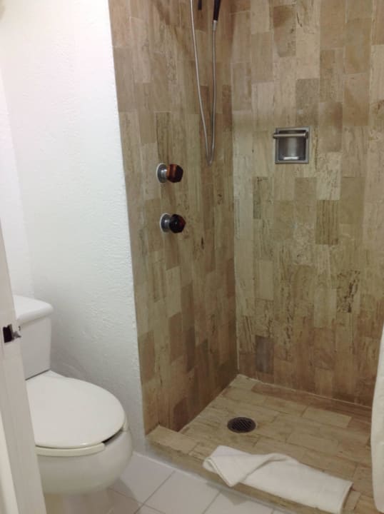 Dusche und Toilette im Nebenraum Hotel Mision Palenque