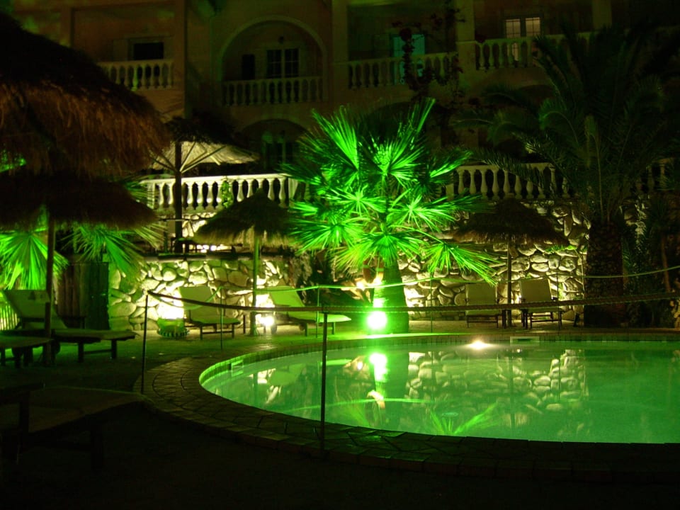 "Alter" pool bei Nacht Gloria Maris Hotel Suites and Villa