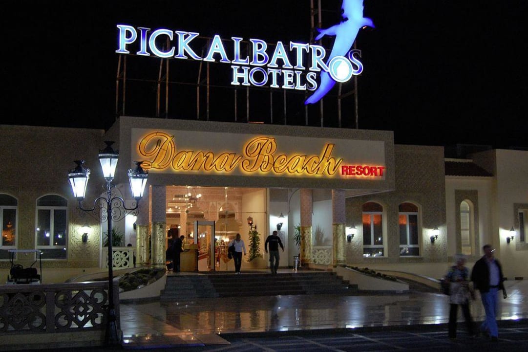 Eingang bei Nacht Pickalbatros Dana Beach Resort - Hurghada