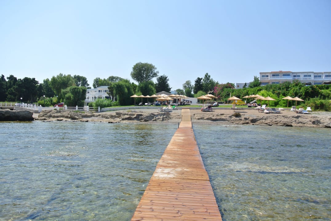 Blick vom Wasser auf das Hotel Larisa Boutique Resort