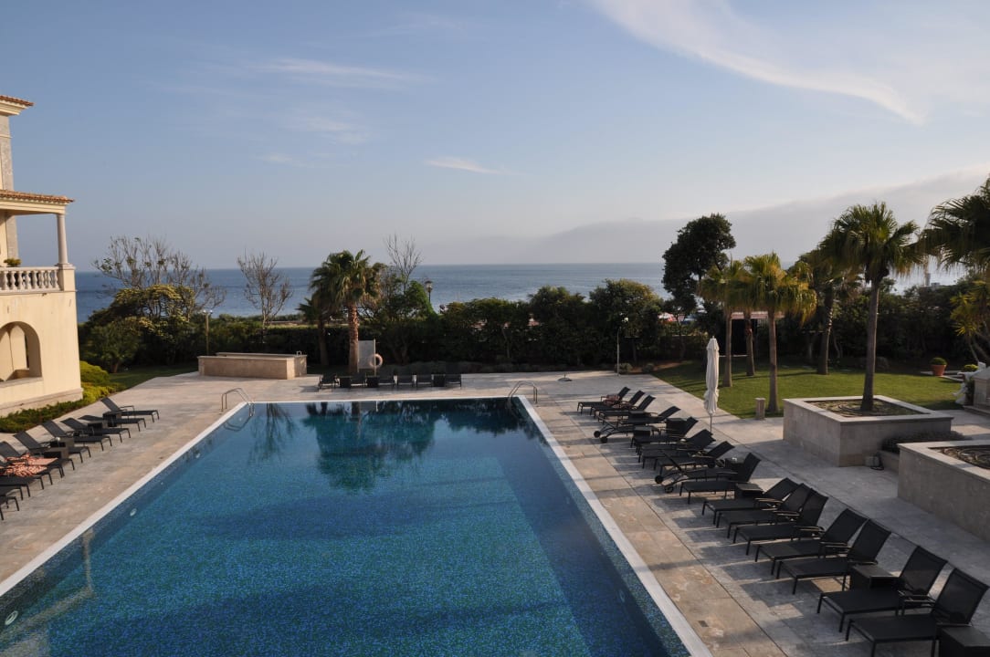 Ausblick von der Bar über den Pool zum Meer Grande Real Villa Italia