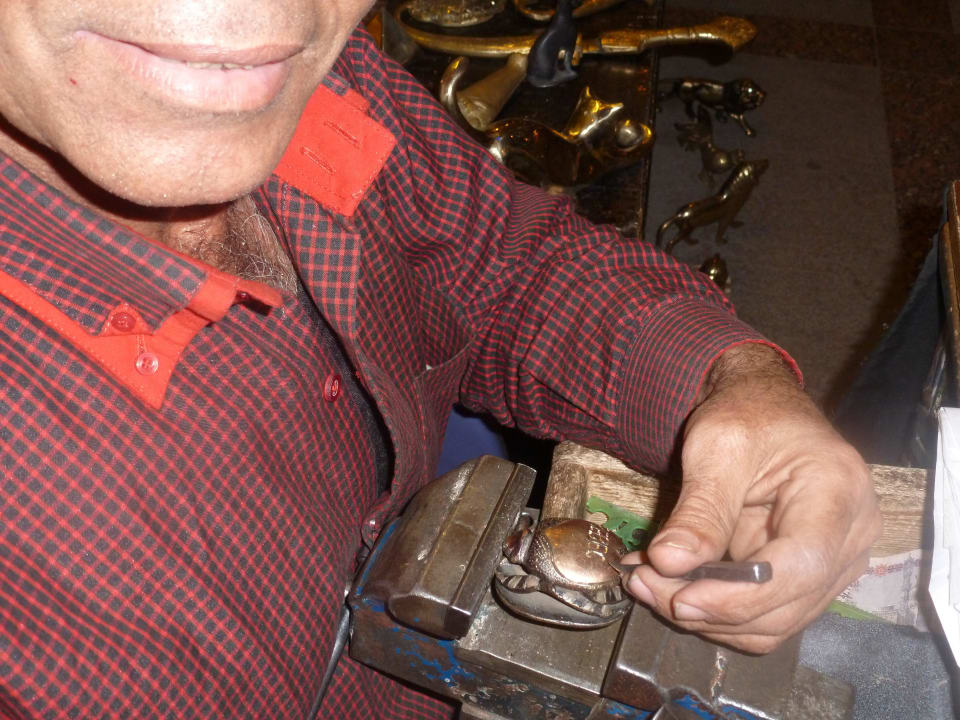 Engraver at work Xperience Kiroseiz Parkland Resort