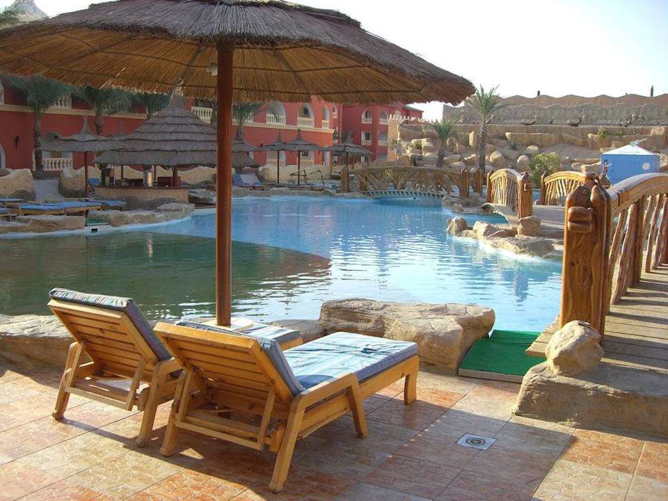 Pool mit Poolbar Pickalbatros Alf Leila Wa Leila Resort - Neverland Hurghada