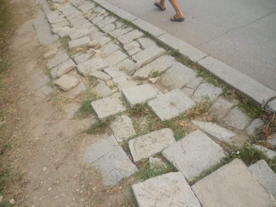 Nie polecam chodzić w szpilkach Hotel Holiday Park