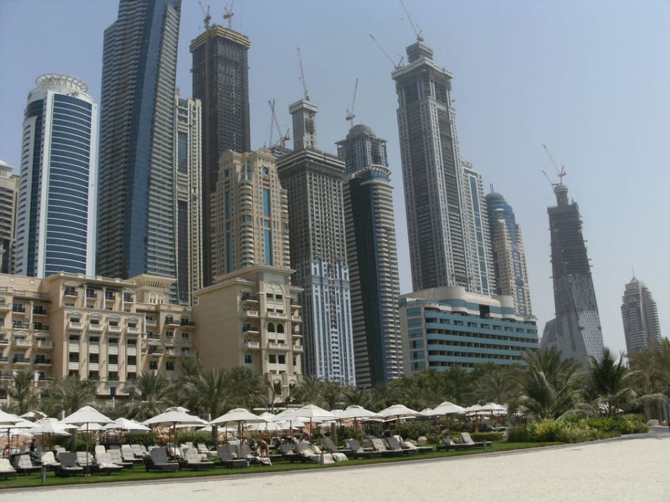 Blick vom Strand "Westin" auf unser Hotel Le Meridien Mina Seyahi Beach Resort & Waterpark