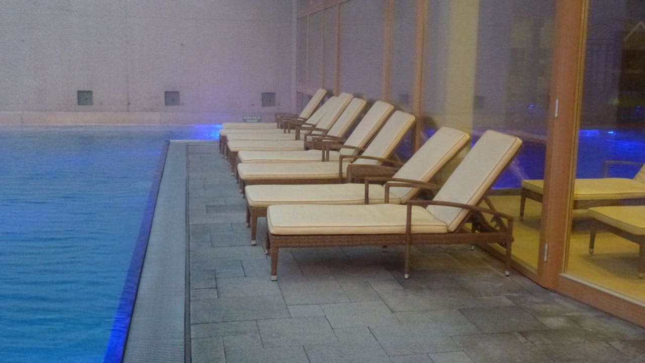 Liegen am Pool DAS KRONTHALER