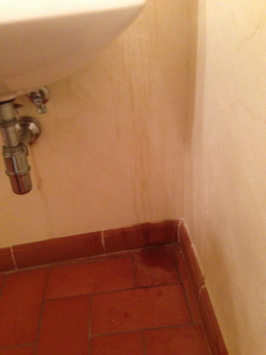 Versiffte Toiletten im Resataurantbreicht CDH Hotel Radda