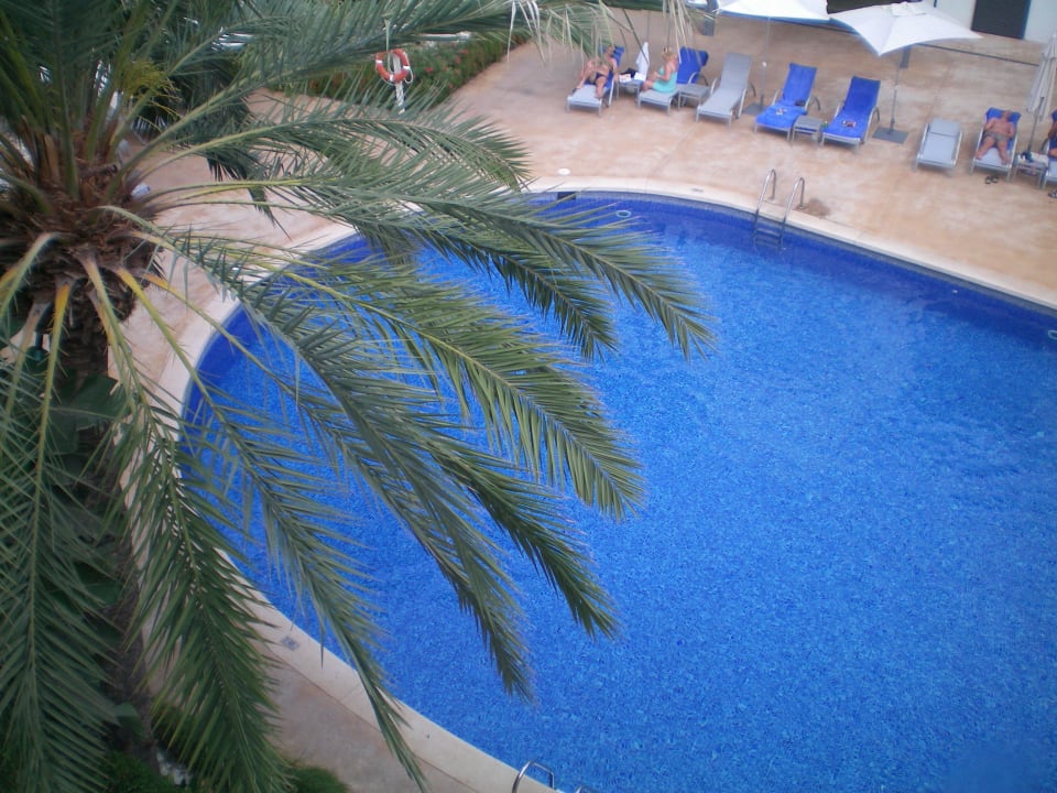 Blick von unserem Balkon auf den Innenpool Las Gaviotas Suites Hotel