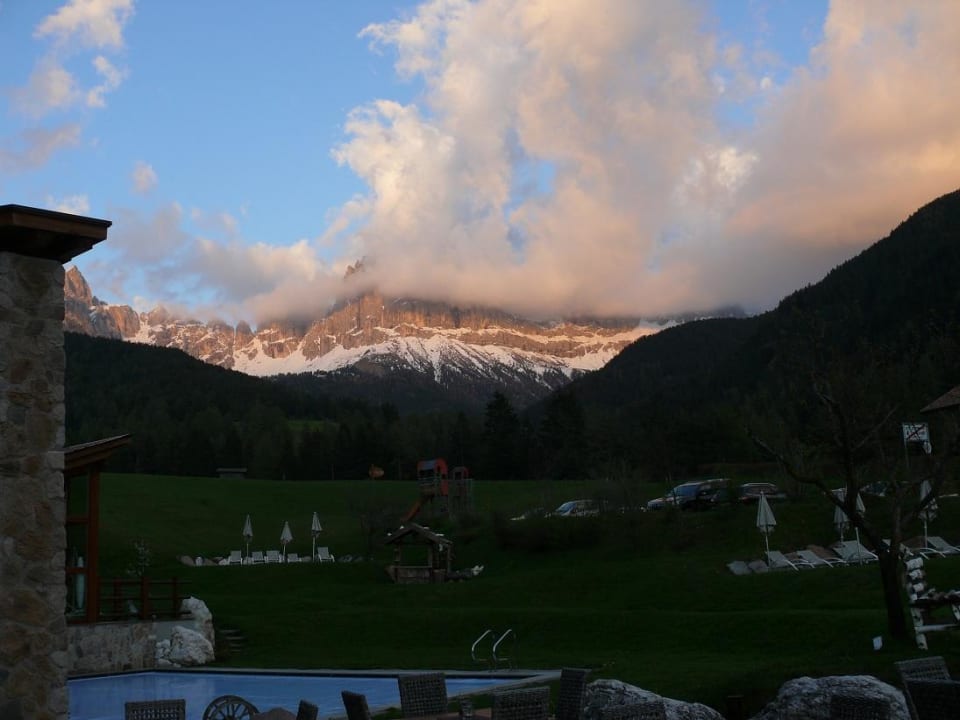 Blick vom Hotel auf den Rosengarten im Abendlicht Cyprianerhof Dolomit Resort
