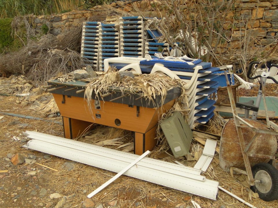 Sperrmüll auf Hauptparkplatz Elounda Residence Resort & Waterpark