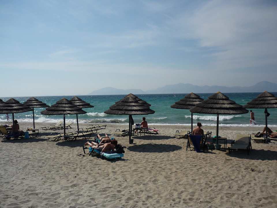 Strand mit kostenpflichtigen Liegen und Schirmen Atlantica Marmari Palace