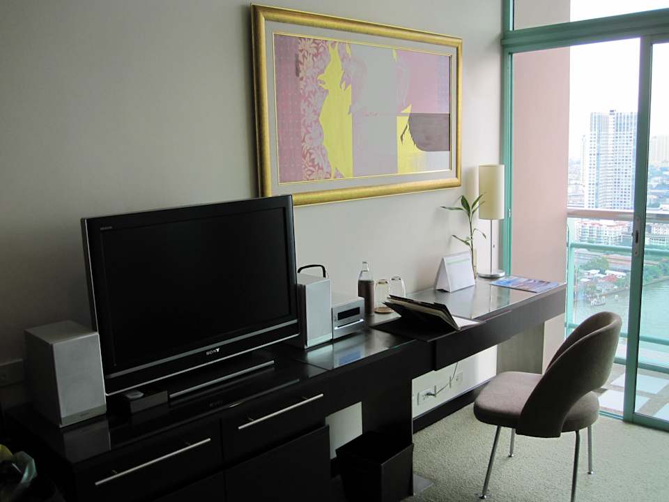 Fernseher und Schreibtisch Chatrium Hotel Riverside Bangkok