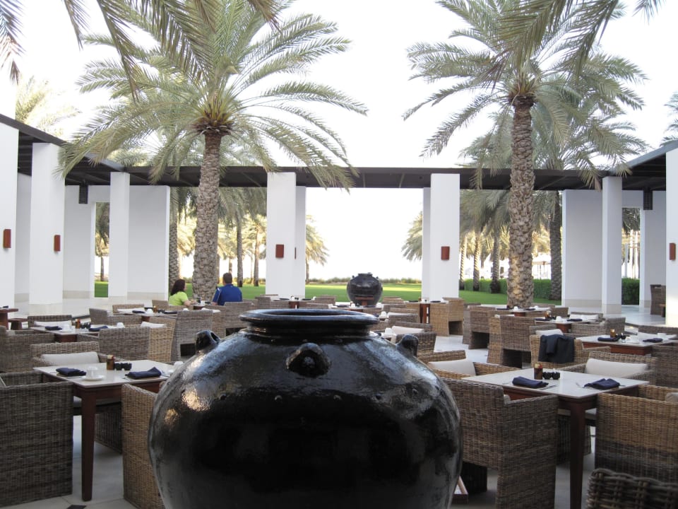 Innenhof des Hauptrestaurants zur Frühstückszeit The Chedi Muscat