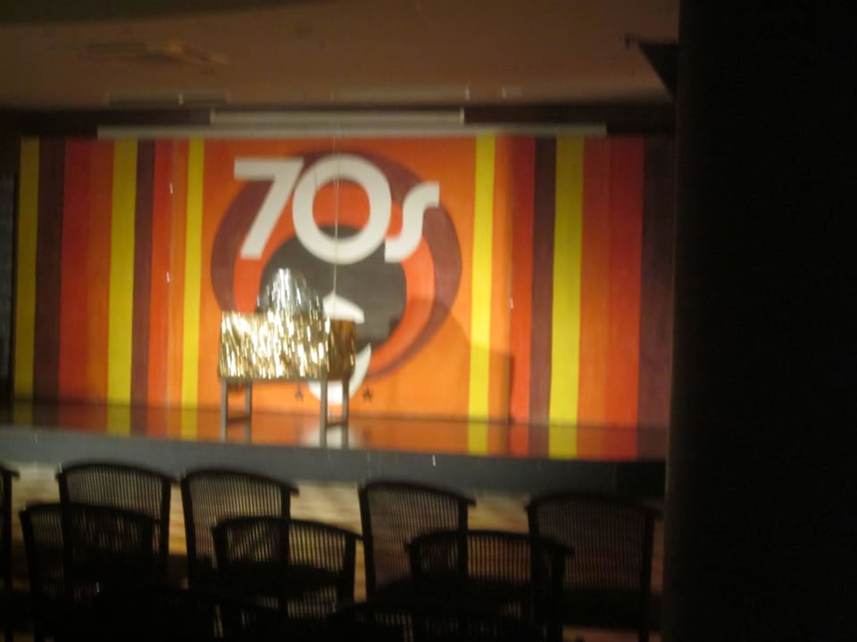 Theater gleich neben der Lobbybar  Athina Palace Resort & Spa