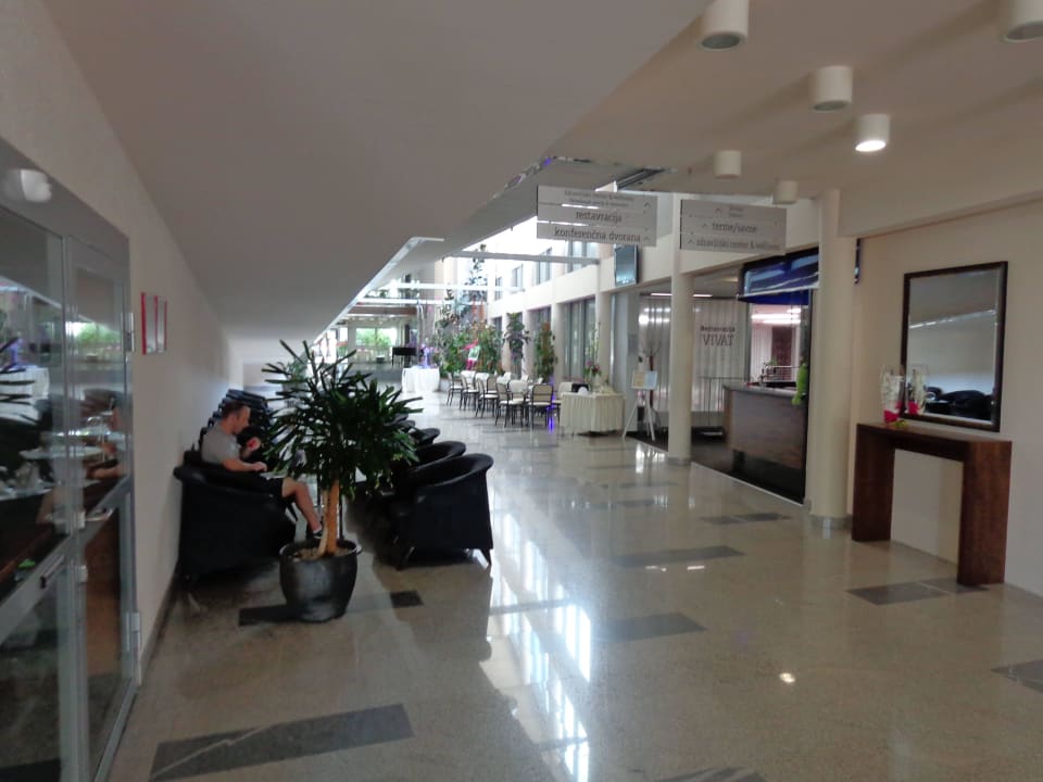 Langer Gang zum Wellnessbereich Hotel Vivat