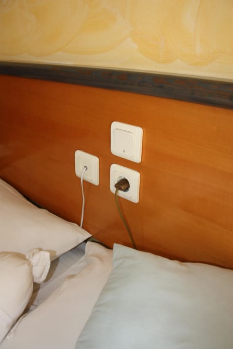 Steckdose und Telefonanschluss über dem Bett HARPIN Georgioupolis Resort Aquapark & SPA