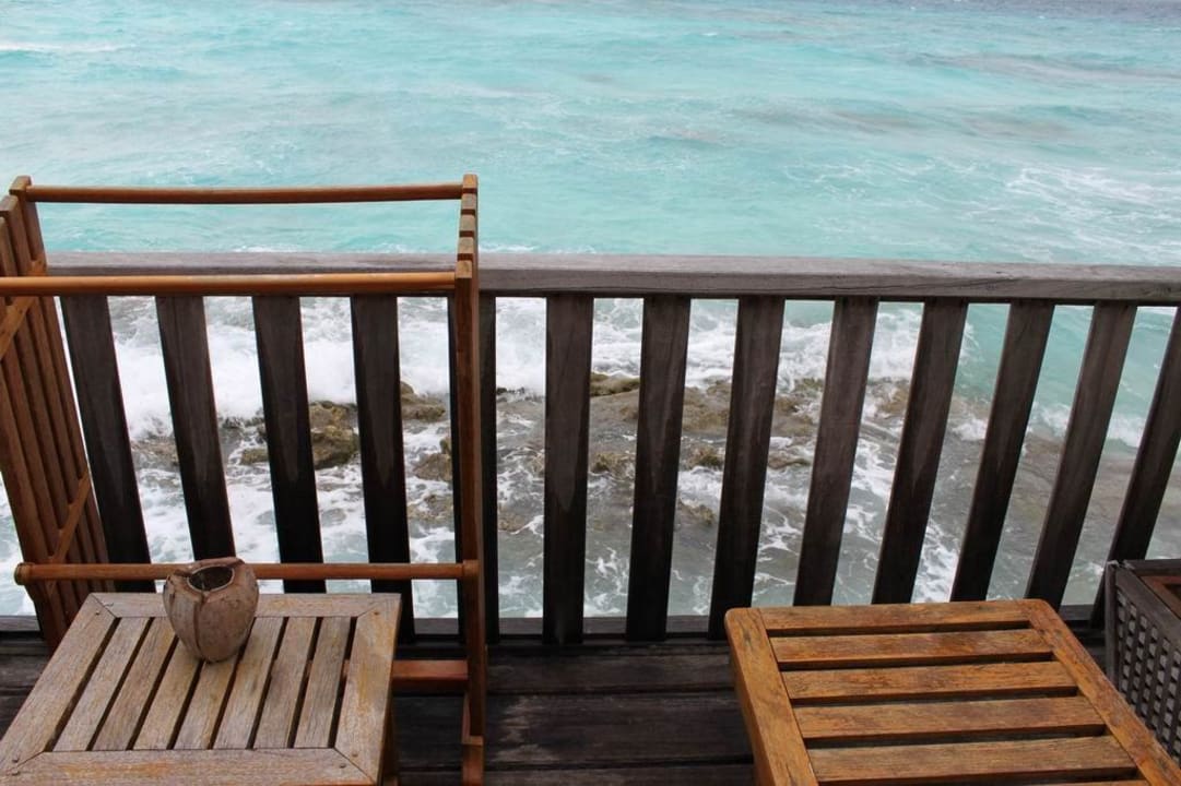 Künstliche Steinbarriere vor dem Wasserbungalow NH Collection Maldives Reethi Resort