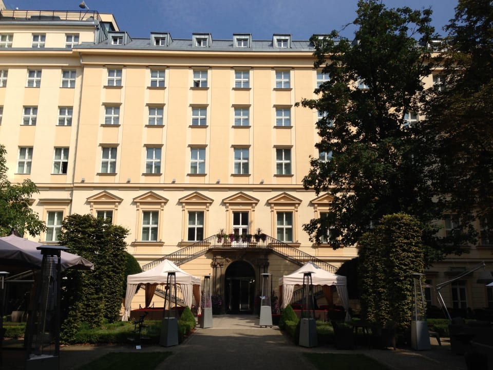 Sicht vom Garten auf die Hotelfassade The Grand Mark Prague Hotel