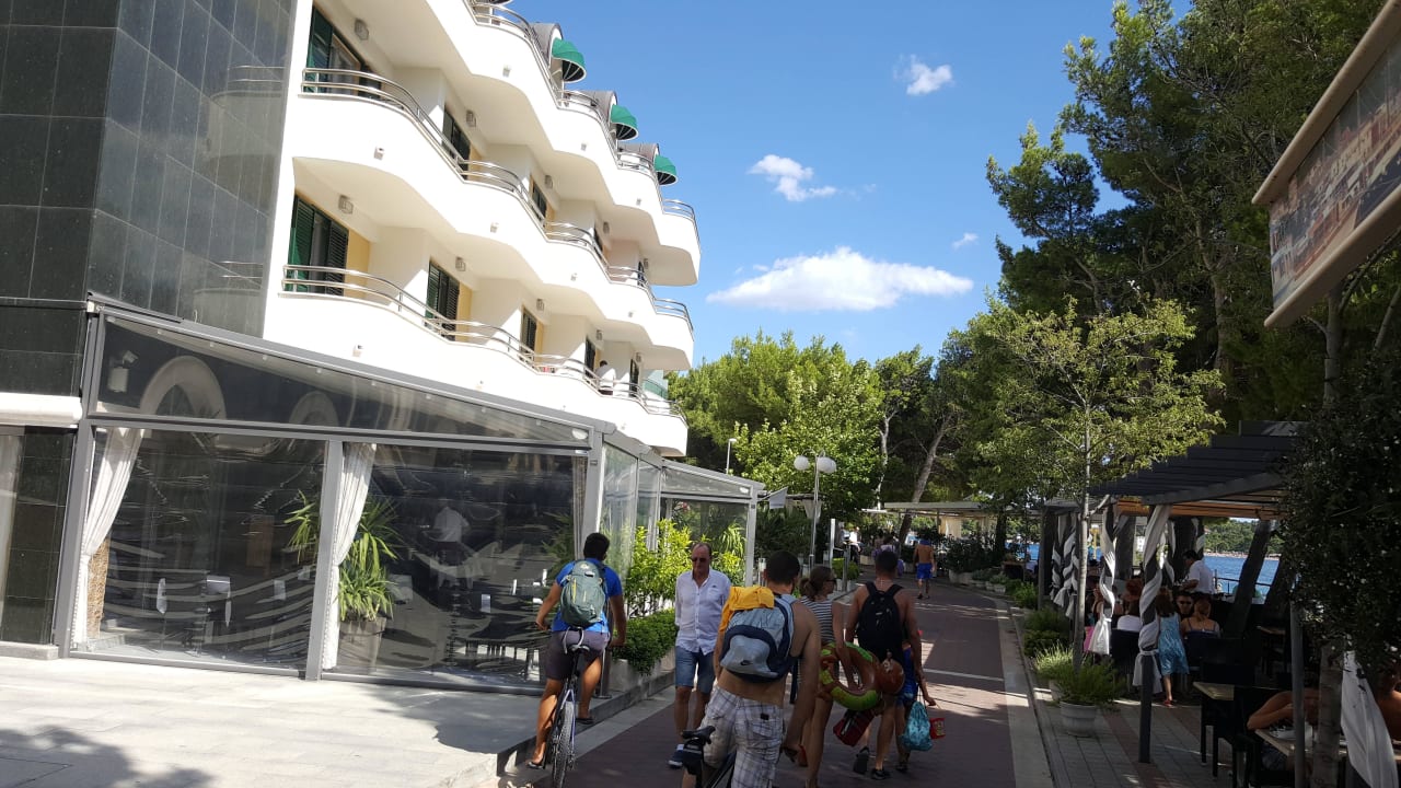 Hotel Milenij mit Promenade davor Hotel Milenij