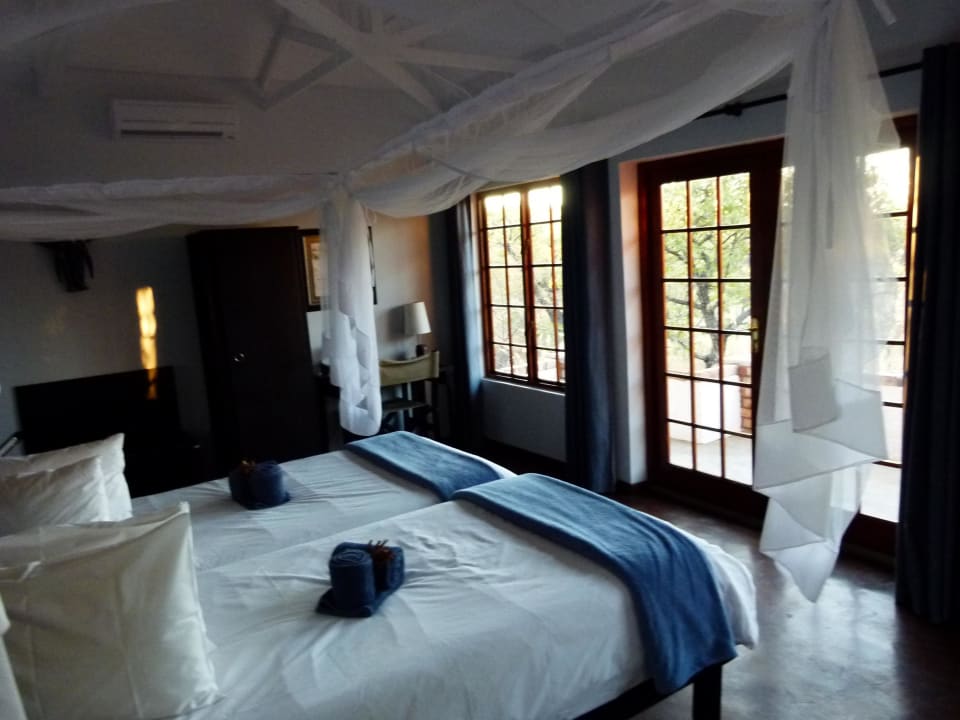 Schlafbereich mit Zugang zum Balkon Etosha Safari Lodge