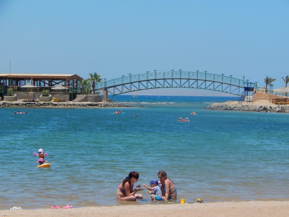 На пляже Desert Rose