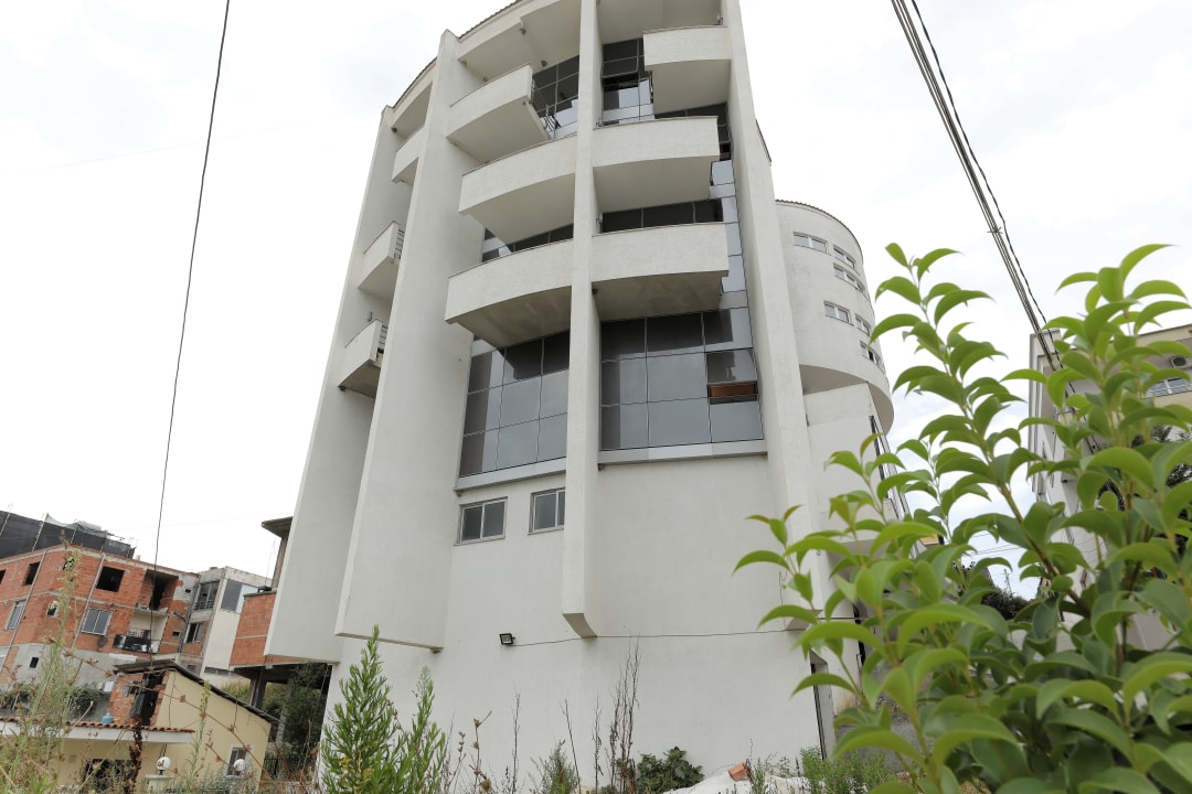 Außenansicht Hotel Gjuta