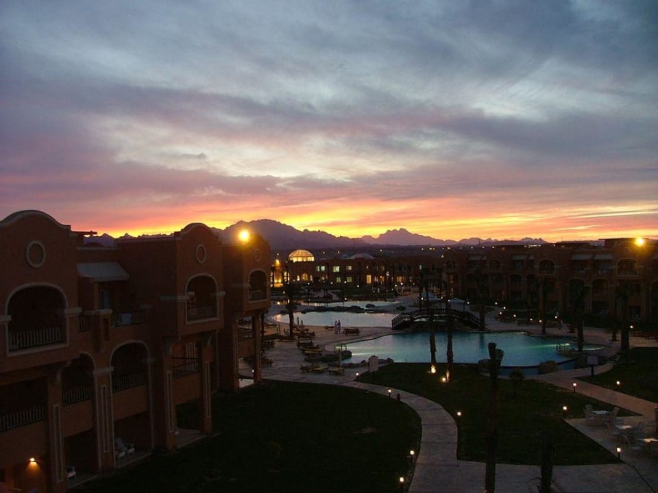 Sonnenuntergang; Innenhof des Hotels Sentido Caribbean World Soma Bay