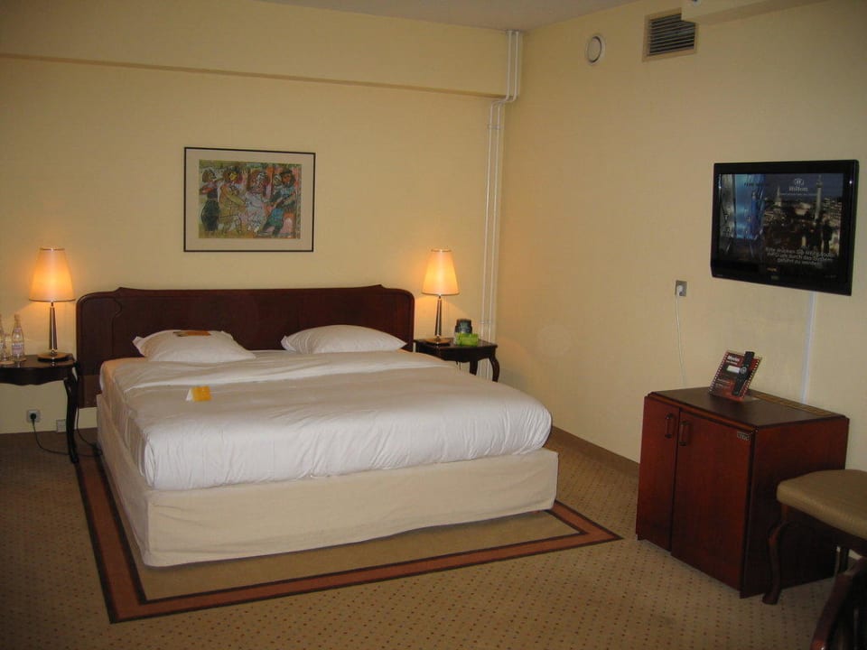 Bett / TV Dorint Hotel Bonn