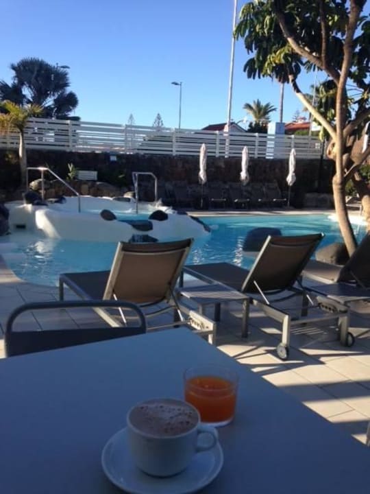 Pool mit tollen Liegen Hotel LIVVO Anamar Suites