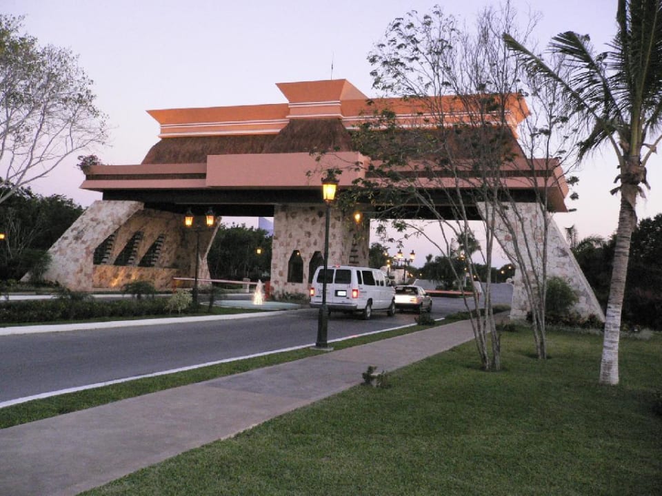 Das Eingangs Tor zur Anlage... Iberostar Selection Paraiso Lindo