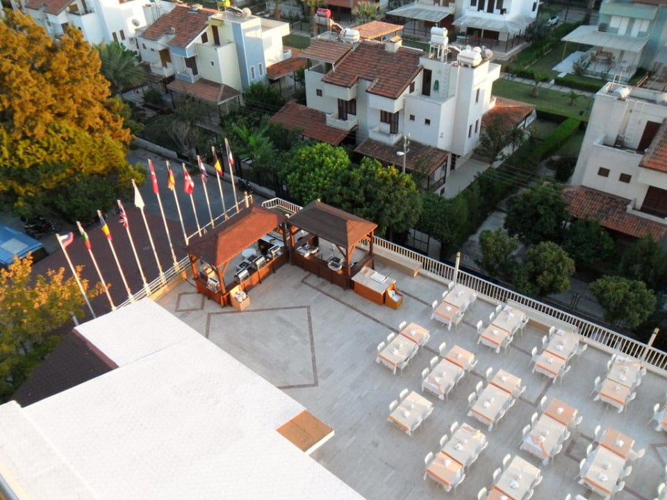 Blick aus dem 5. Stock auf Restaurantterrasse Hotel Ephesia