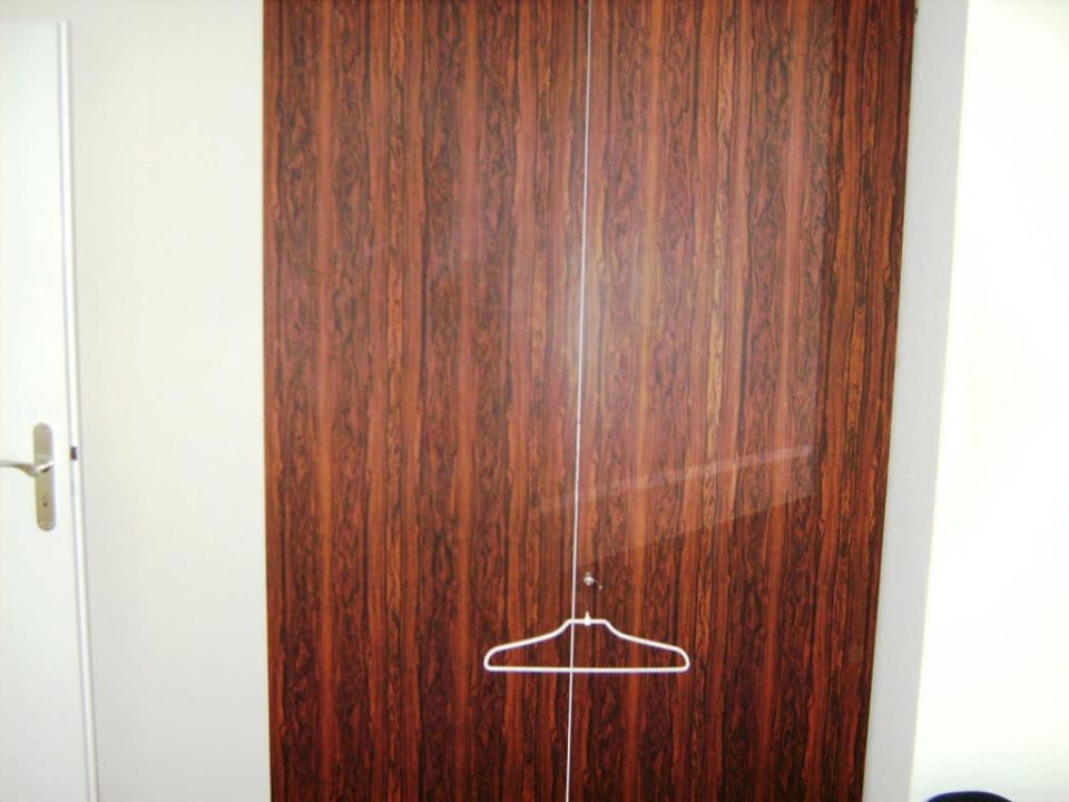 Zimmer 404, Schrank im Schlafraum Hotel Deutscher Kaiser