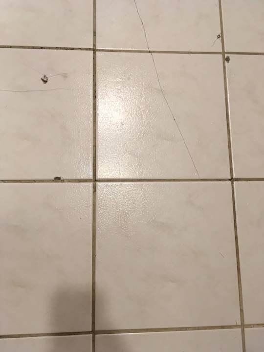 Kaputte Fliesen im Bad Hotel Royal Galerie