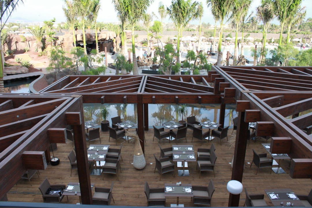 Restauracja, część na świerzym powietrzu Lopesan Baobab Resort