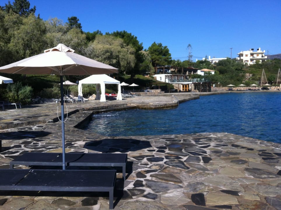 Liegeflächen mit Massagezelt und Strandbar/-restaurant Minos Beach Art Hotel