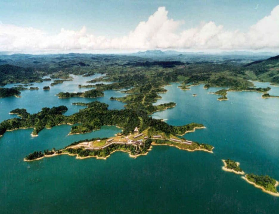 Borneo und Hotelanlage aus der Vogelperspektive Aiman Batang Ai Resort & Retreat