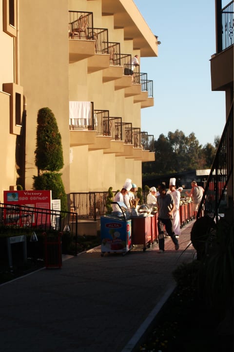 Auf dem Weg zum Abendessen Hotel Victory Resort