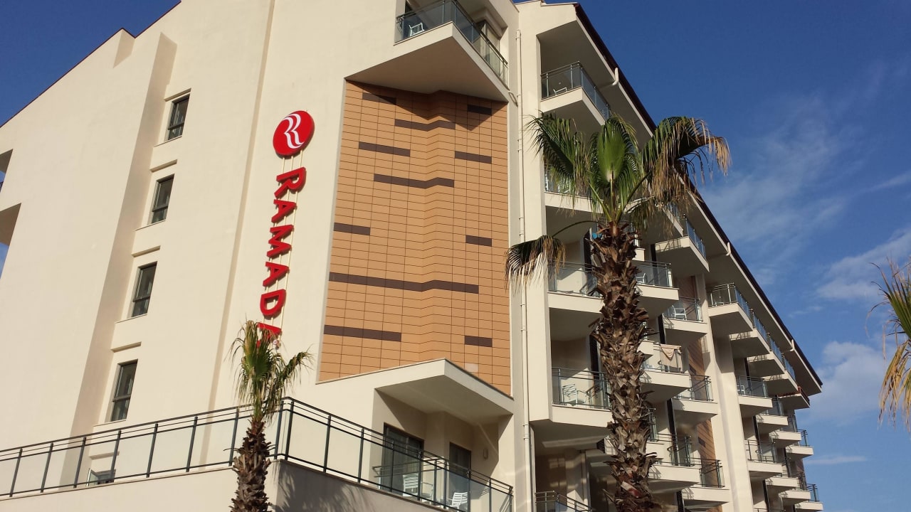 Hotel von vorne Ramada Resort Kusadasi & Golf