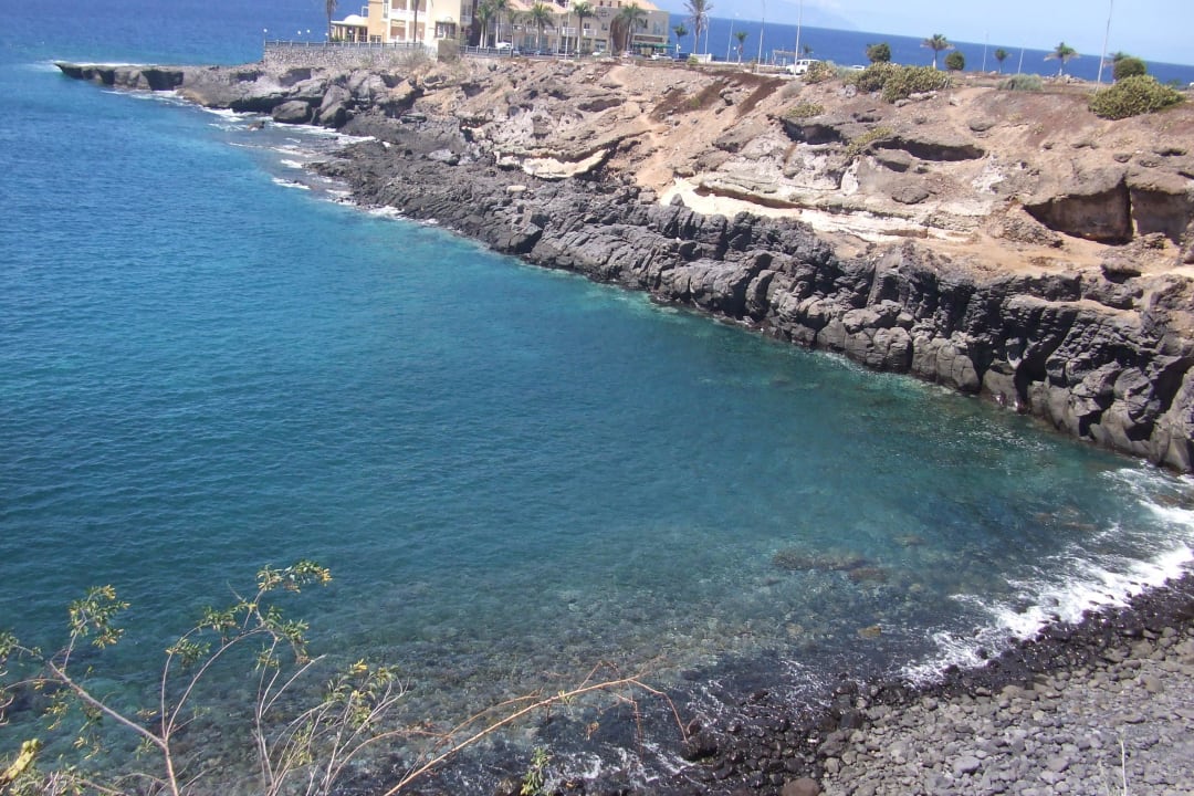 An der Spitze re.liegt das Naturbecken Bahia Principe Sunlight Costa Adeje