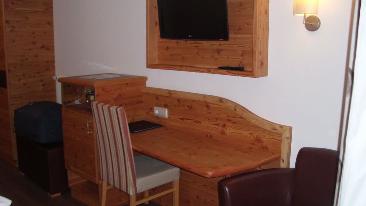 Der Schreibtisch und TV im Komfortzimmer 202 Hotel GUT Trattlerhof & Chalets