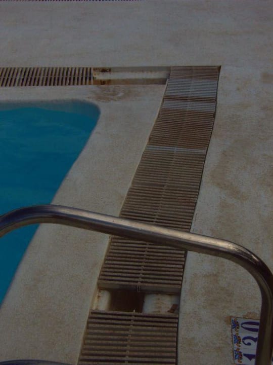 Überlaufgitter am Pool feheln Labranda Alyssa Suite Hotel