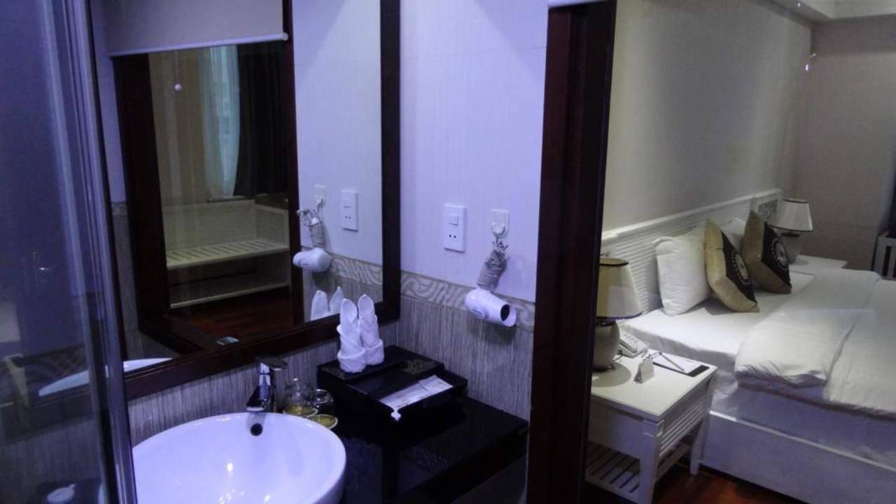 Bad Hotel Moonlight Hue