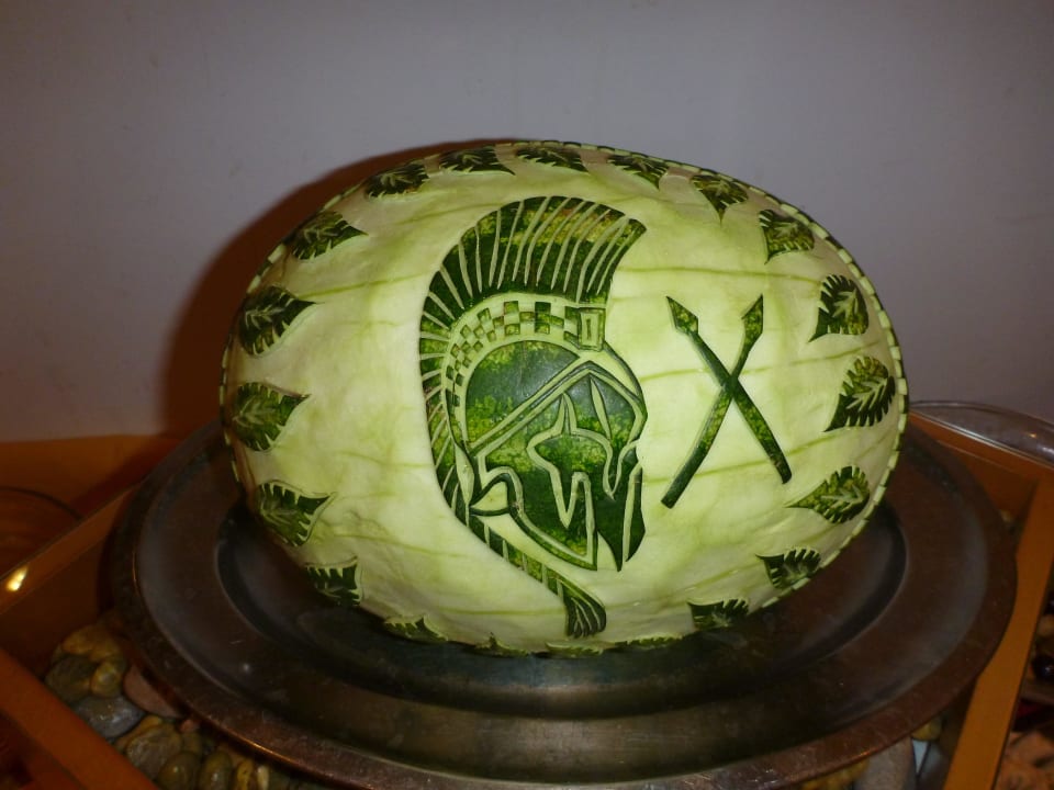 Melonenschnitzen Hotel Calypso Beach